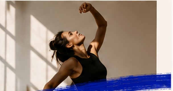 Danseuse en mouvement dans un studio baigné de lumière